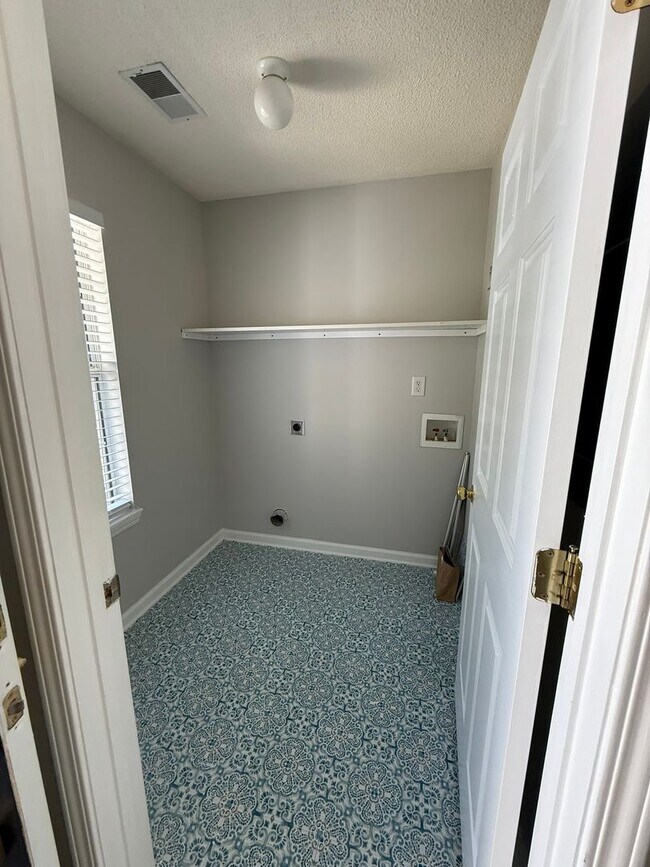 Building Photo - Lexington - Please call Lexington office to view - 803-359-0793