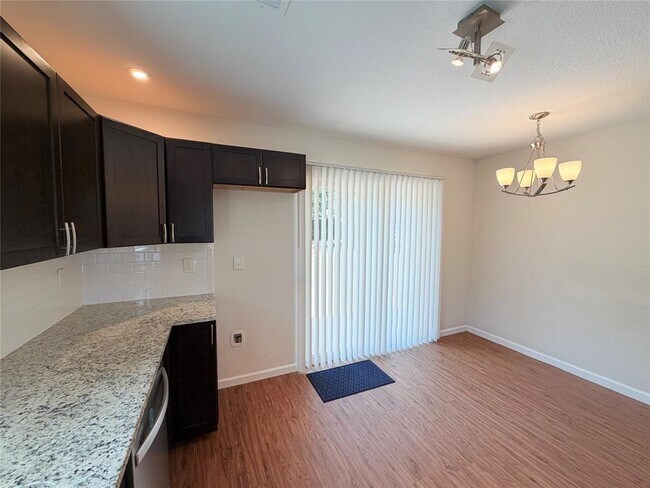 Building Photo - 1605 Parkwood Dr
