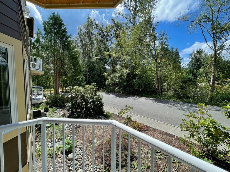 park/creek off of your private deck - 280 NW Holly St