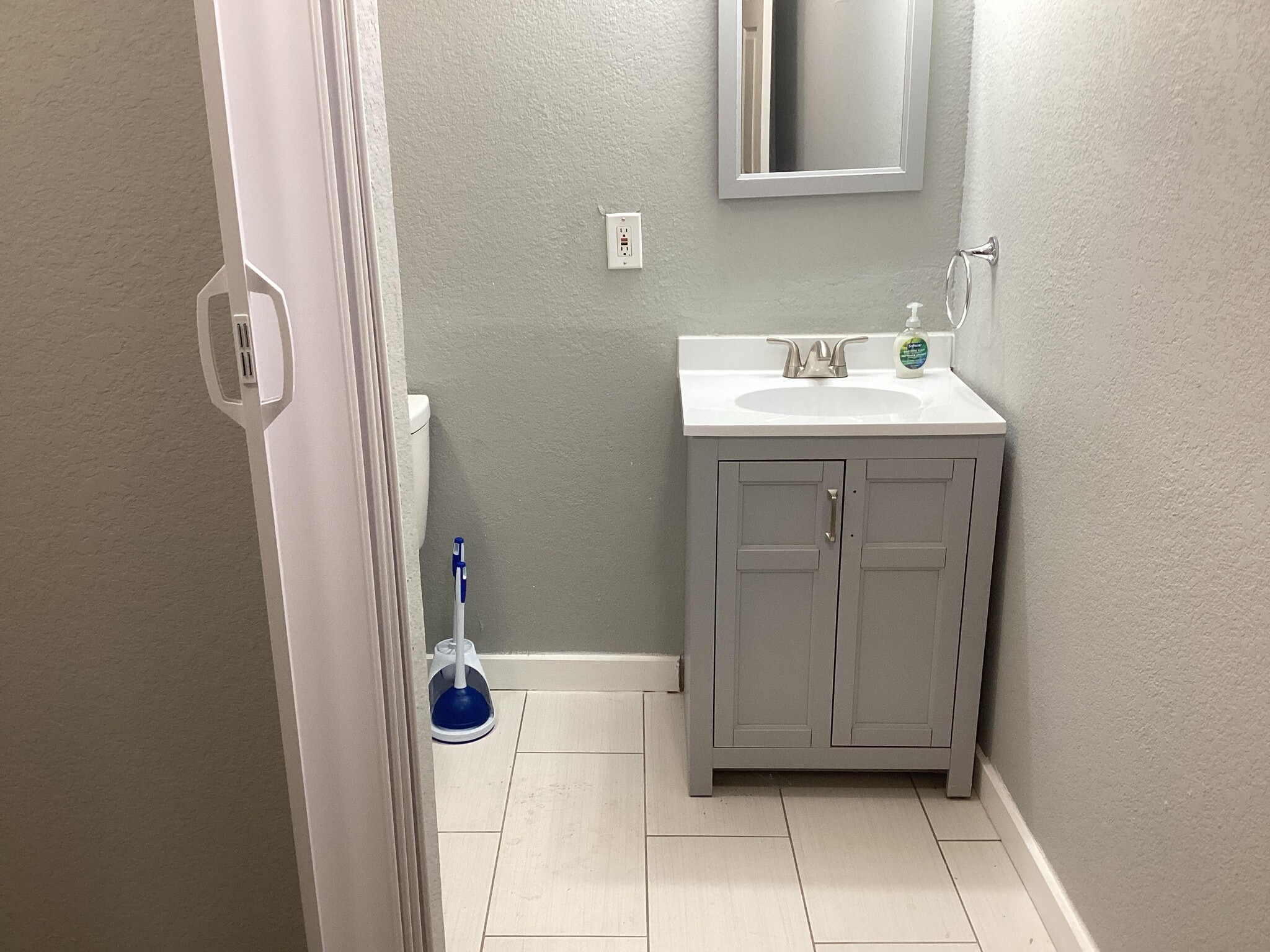 Building Photo - 427 E Southcross Blvd