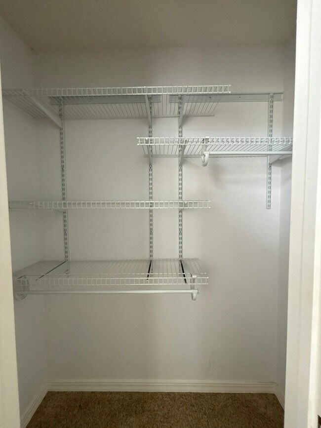 Building Photo - 812 E Spring Dr