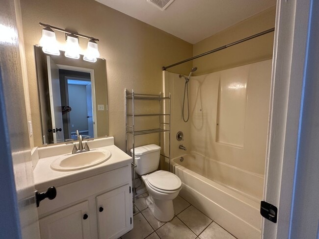 Building Photo - Welcome to this charming 3-bedroom, 2-bath...