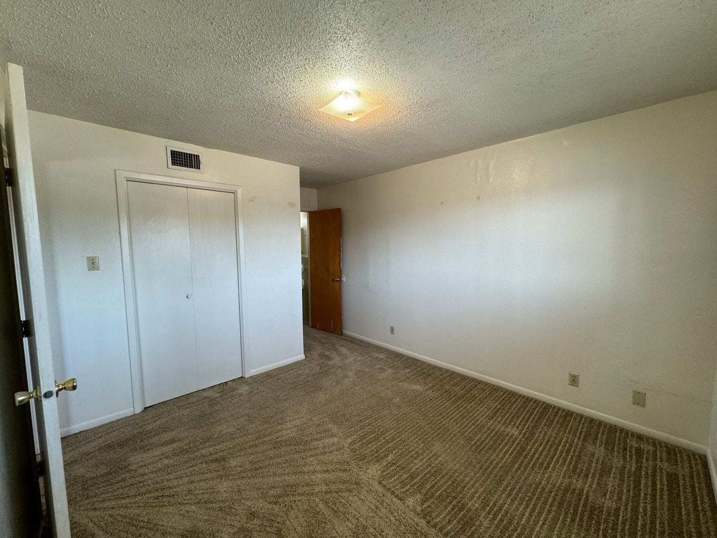 Building Photo - 805 W Hallmark Ave