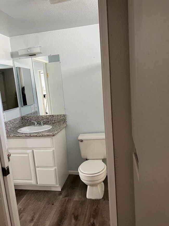 Building Photo - Spacious 2 bedroom condo with garage