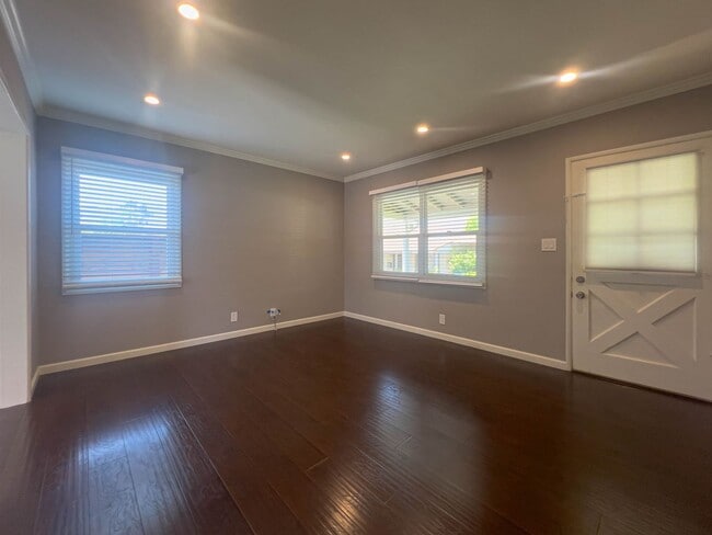 Building Photo - Charming 2BR Home in La Crescenta!