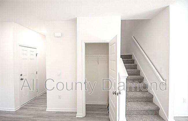 Building Photo - 30 Sandywoods Ct