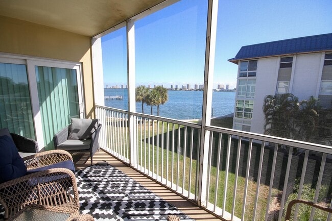 Building Photo - 2936 Lake Shore Dr