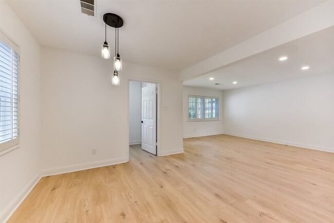 Building Photo - 5946 Valkeith Dr