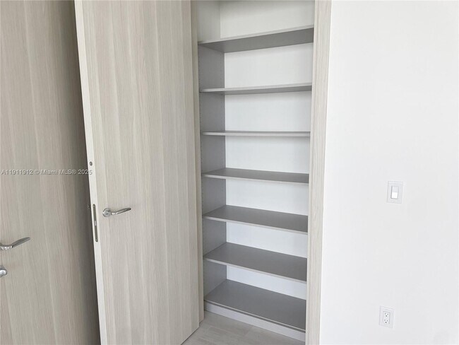 Building Photo - 1000 Brickell Plaza