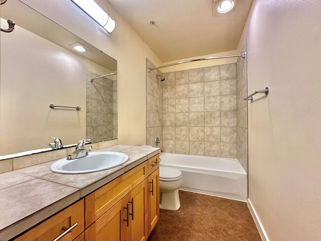 Building Photo - Beautiful 2BR|2BA with Washer and Dryer, T...