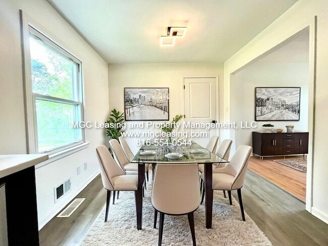 Building Photo - Unique Ranch Style Home Minutes From Downtown Lee's Summit