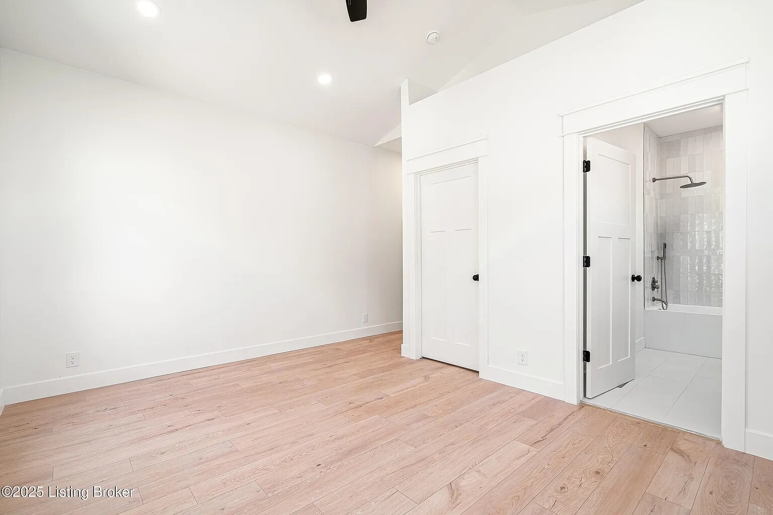 Building Photo - 935 E Madison St