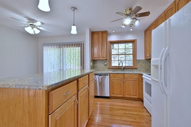Building Photo - 714 N Lakeside Dr