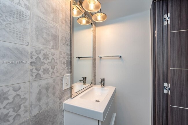 Building Photo - 3000 Bird Ave