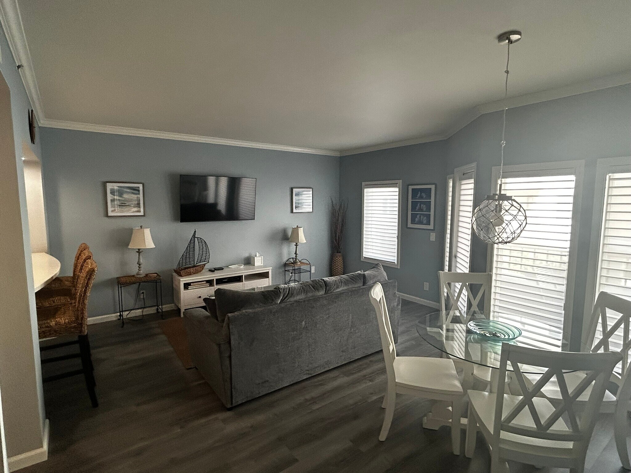 Living Room/Dining Area - 655 Columbia St