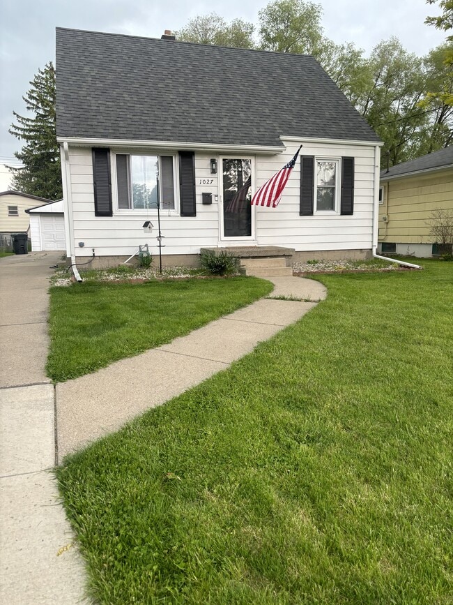 Building Photo - 1027 Michigan Ave