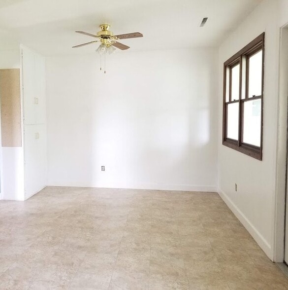 Building Photo - 1050 1/2 S Jones Blvd