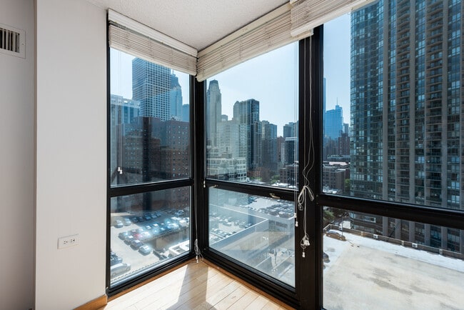 Building Photo - 1122 N Clark St