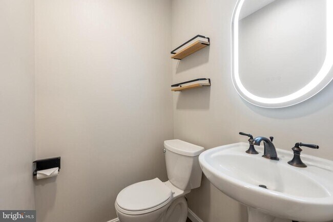 Building Photo - 4880 Chevy Chase Dr