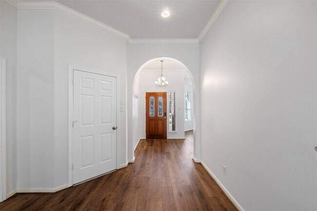 Building Photo - 23910 River Pl Dr