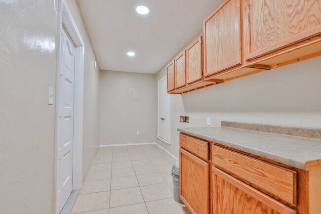 Building Photo - Spacious and Gorgeous 3/2 in Northwest Lub...