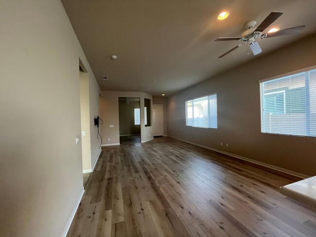 Building Photo - 2 bedroom 2 bath with bonus room/ office r...
