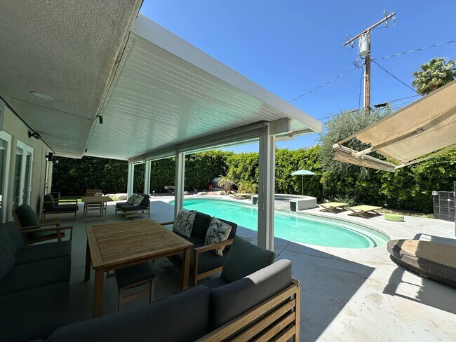 Building Photo - 725 S Mountain View Dr