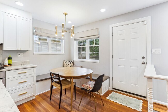 Building Photo - Lovely 3br/3ba home minutes from Downtown ...