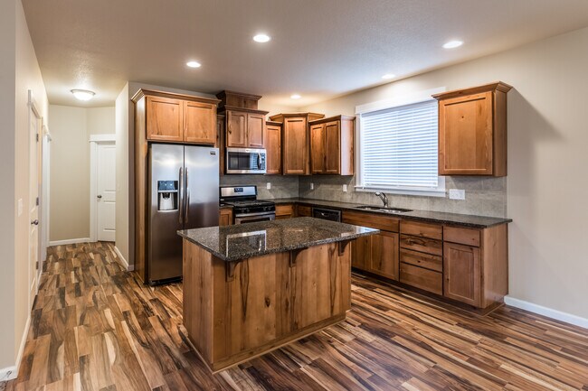 Building Photo - 35611 Valley View Dr