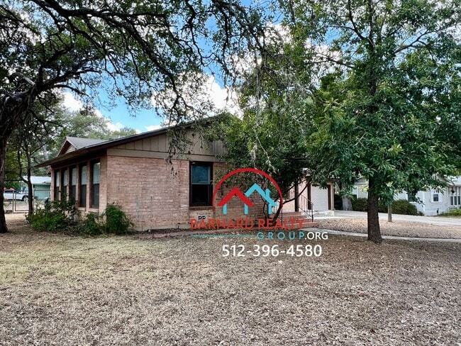 Building Photo - Charming 1970s home with mini original fea...