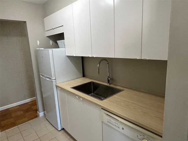 Building Photo - 1102 Town House Village