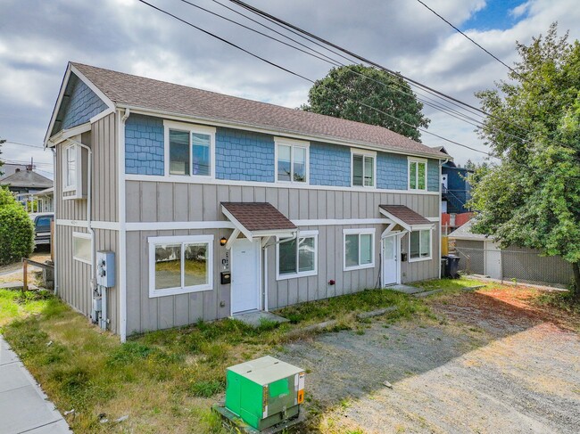 Primary Photo - Spacious 2-Bedroom Duplex Near Tacoma Mall...