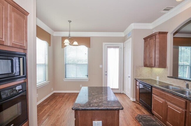 Building Photo - 3042 Royal Oaks Crest
