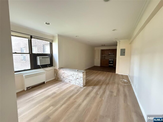 Building Photo - 421 Park Ave