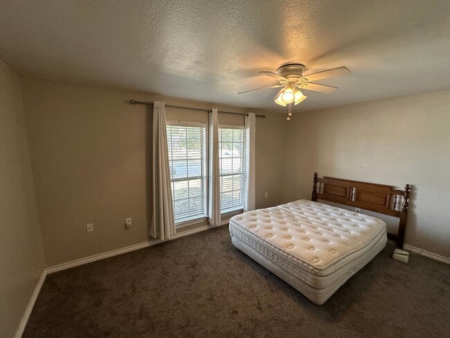 Building Photo - Bright 3-Bed, 2-Bath Lewisville Home with Spacious Fenced Yards