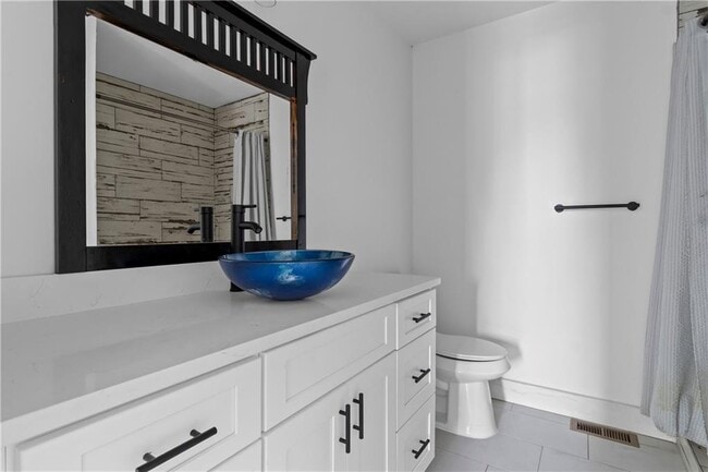 Building Photo - 610 Madola Rd