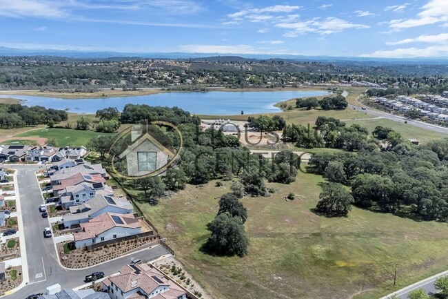 Building Photo - Beautiful Executive Home w/ Pool on 1/2 Ac...