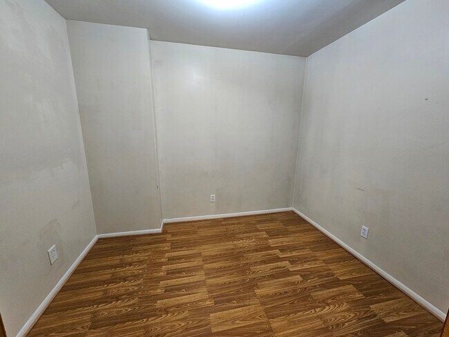 Building Photo - 1140 W Barry Ave