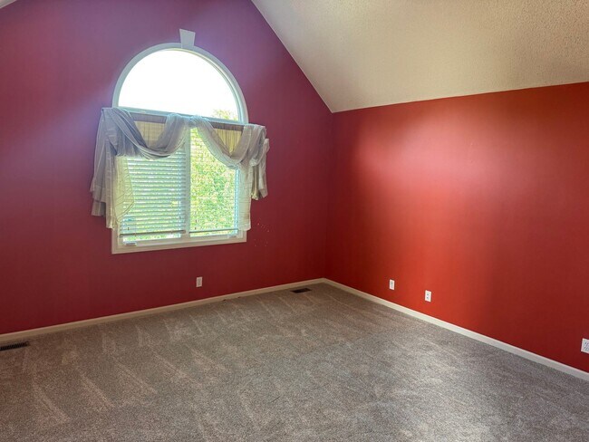 Building Photo - Four Bedroom Home Available in July - Fini...