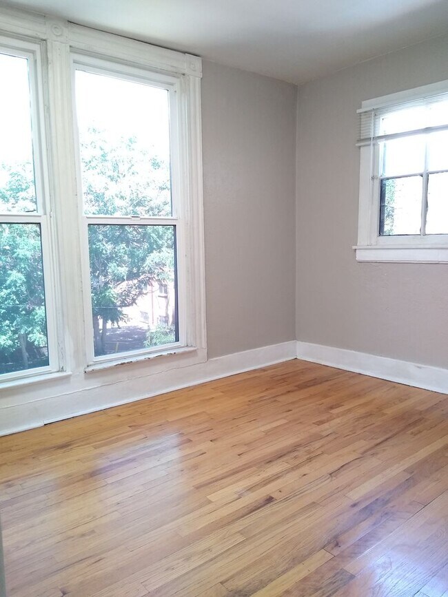 Building Photo - Top Floor 1 Bedroom in Historic Capitol Hill