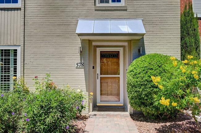 Building Photo - Beautiful 2 Bedroom Townhome in Guard-Gated Community – Prime Location!