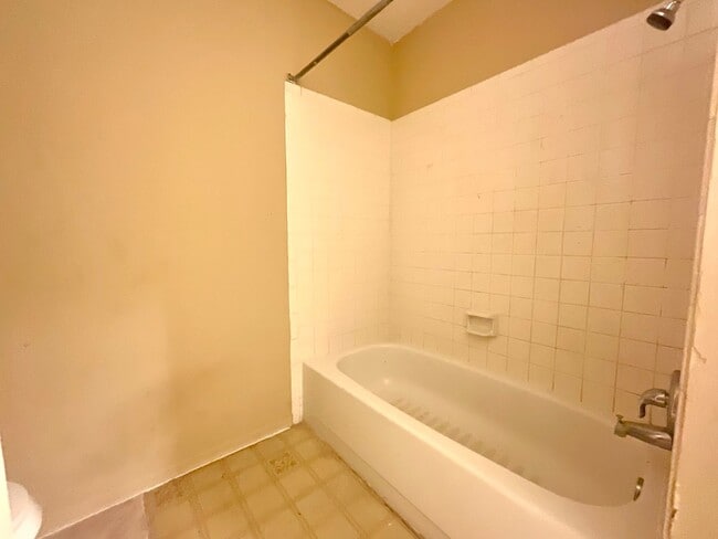 Building Photo - Available Now! 3 Bedroom / 2 Bath Home Nea...