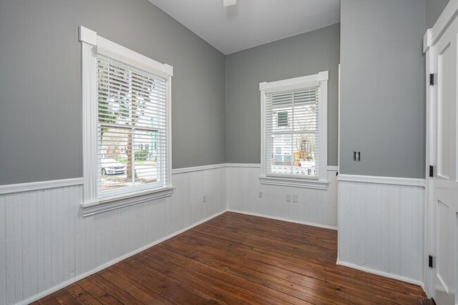 Building Photo - 507 W 38th St