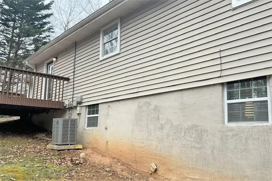 Building Photo - 3551 Meadowview Dr