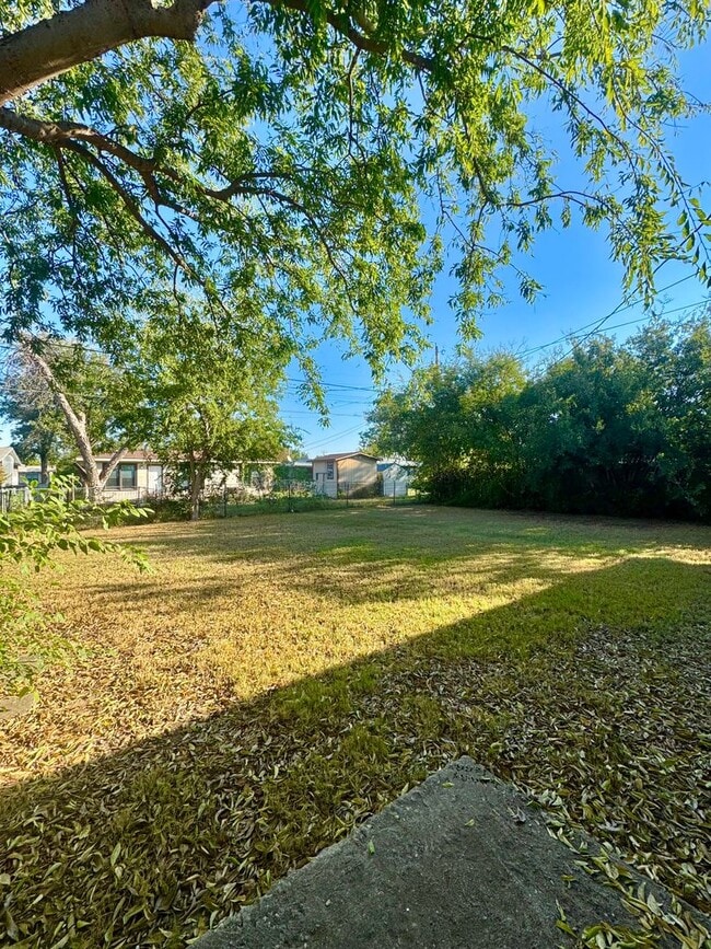 Building Photo - NOW AVAILABLE - 3 Bedroom Home!!