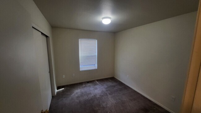 Building Photo - 562 NE Negus Loop