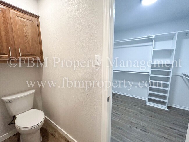 Building Photo - 806 Cresside Ln