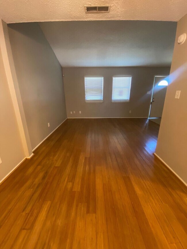 Building Photo - 2 Bedroom 1.5 Bath Townhome