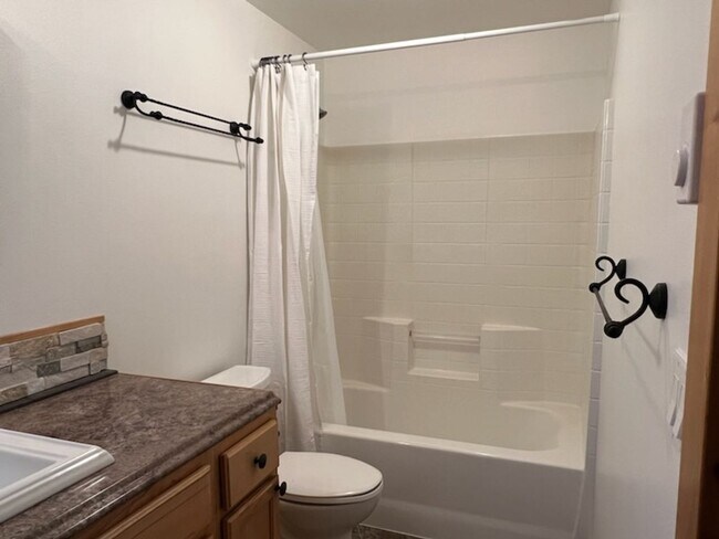 Building Photo - 17447 Auklet Dr