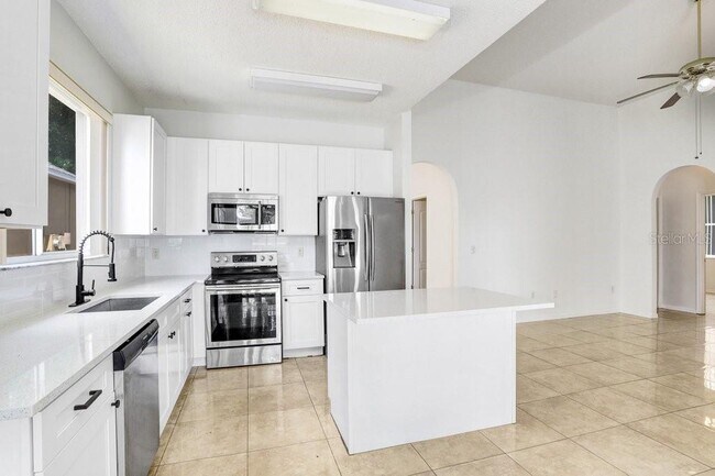 Building Photo - 930 Grand Canyon Dr